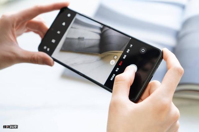 不到3K的小折叠！努比亚 Flip 2评测：实用性、趣味、AI，它全都要