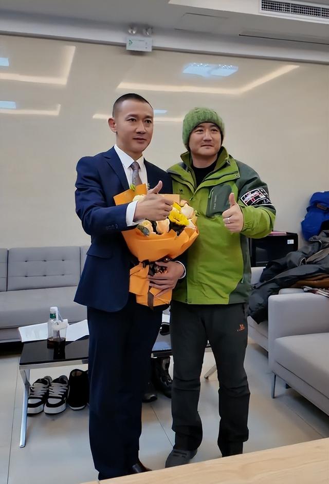 45岁金铭和45岁叶静现状：一个没男友享受孤独，一个未婚事业有成