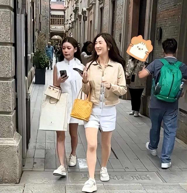 马筱梅与闺蜜逛街，生图下黑又矮，迷倒汪小菲另有原因大S输了