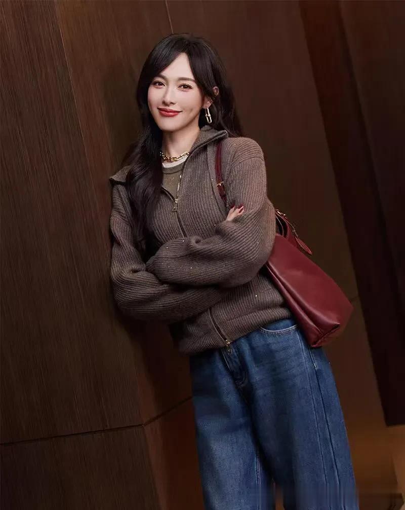 唐嫣当妈后气质越发高级！穿焦糖棕连帽开衫+牛仔裤，时髦又洋气