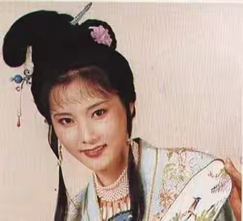 何赛飞跟她爸爸长得简直一模一样，看综艺很喜欢她敢说敢做的性格