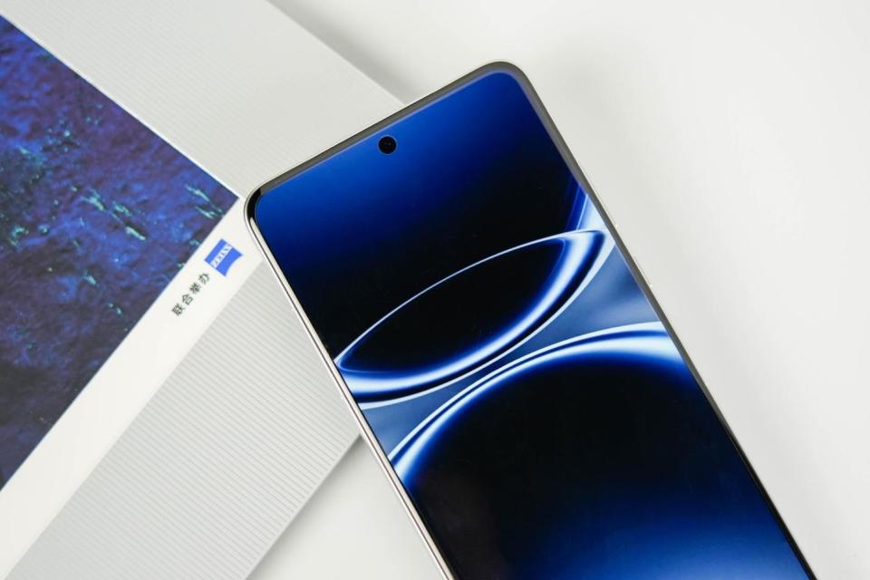 vivo打响“价格战”,2亿像素+105倍变焦+IP69,影像机皇跌至新低