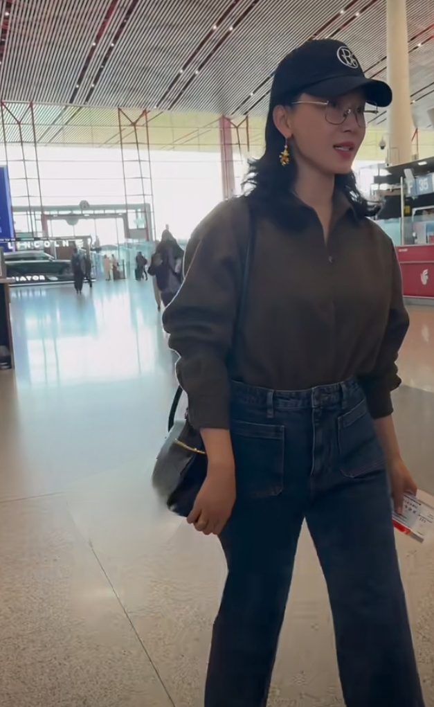 陈数现身机场，橄榄绿衬衫配阔腿裤，48岁状态好到犯规