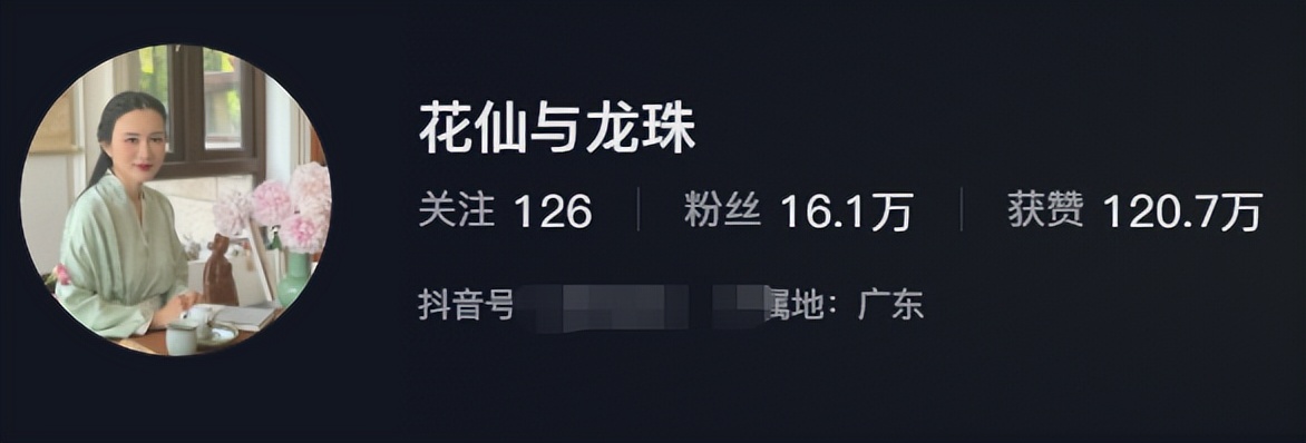 张纪中夫妇在马来西亚,开600万豪车逛街,杜星霖嘴凹脸瘪真显老