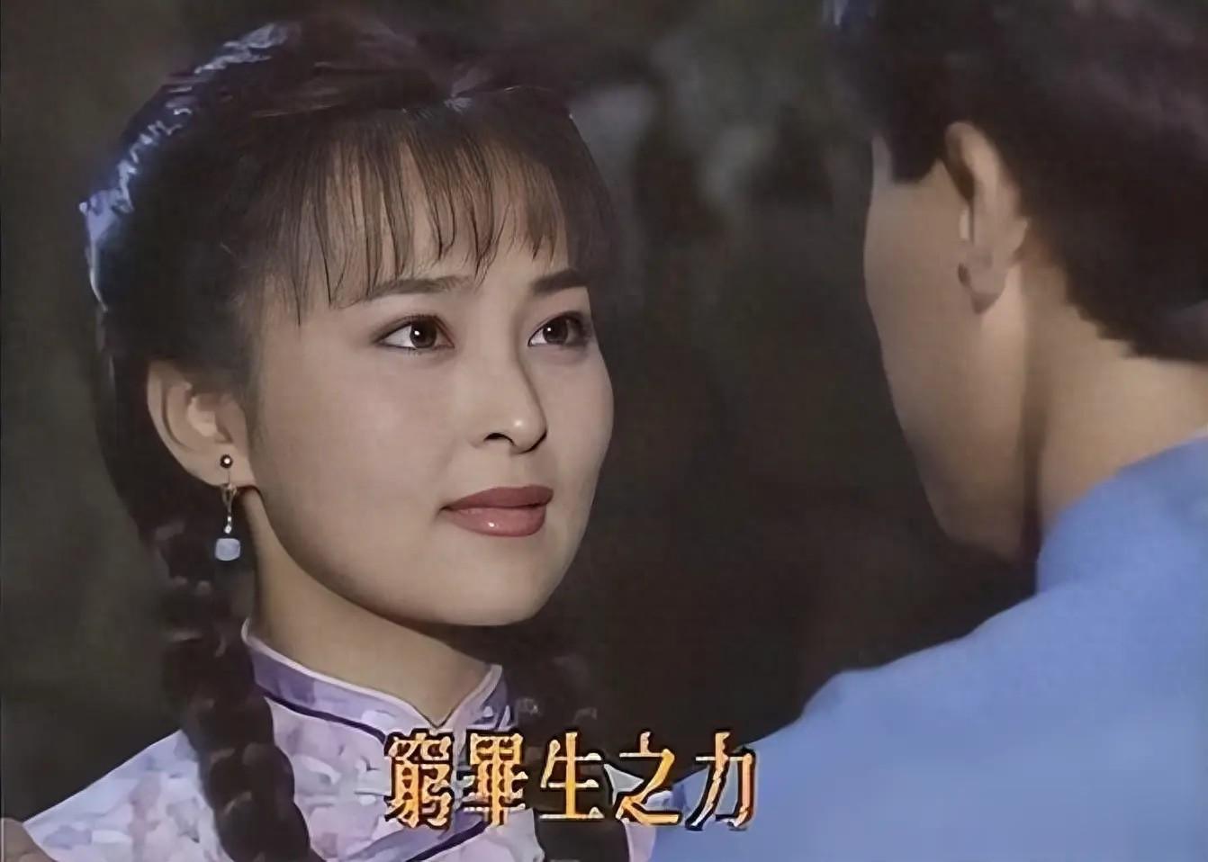 女演员何音现状:58岁貌如大妈,别墅中弹钢琴消遣,儿子贼帅随她