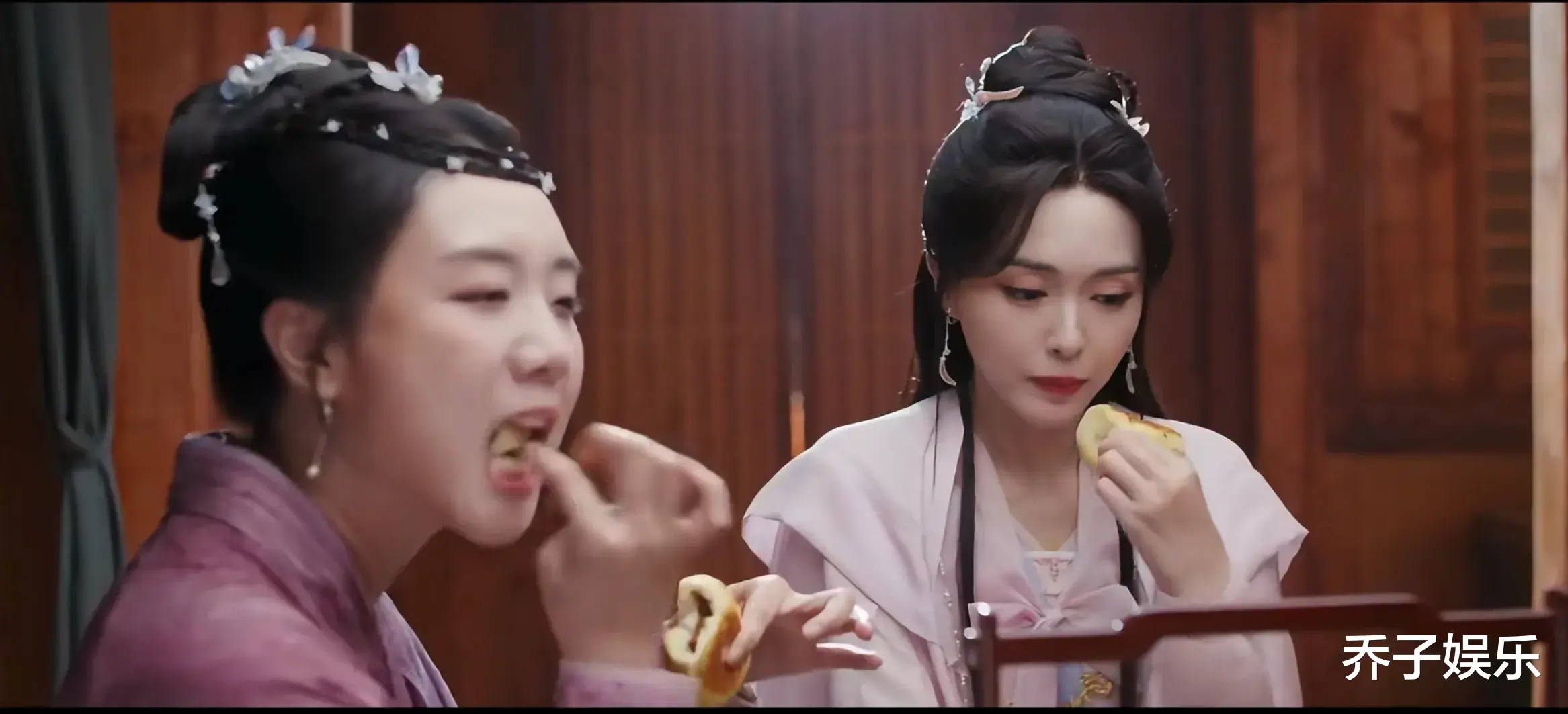 念无双：这是唐嫣假吃被“现场处刑”了吗，相比较赵丽颖太敷衍了