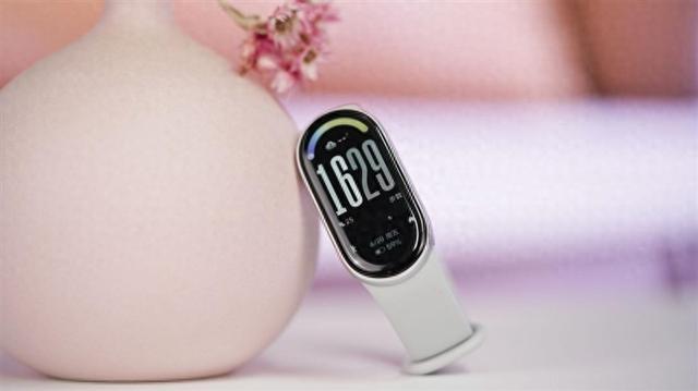 1.72英寸屏+30天續航+生態中樞！小米手環10評測