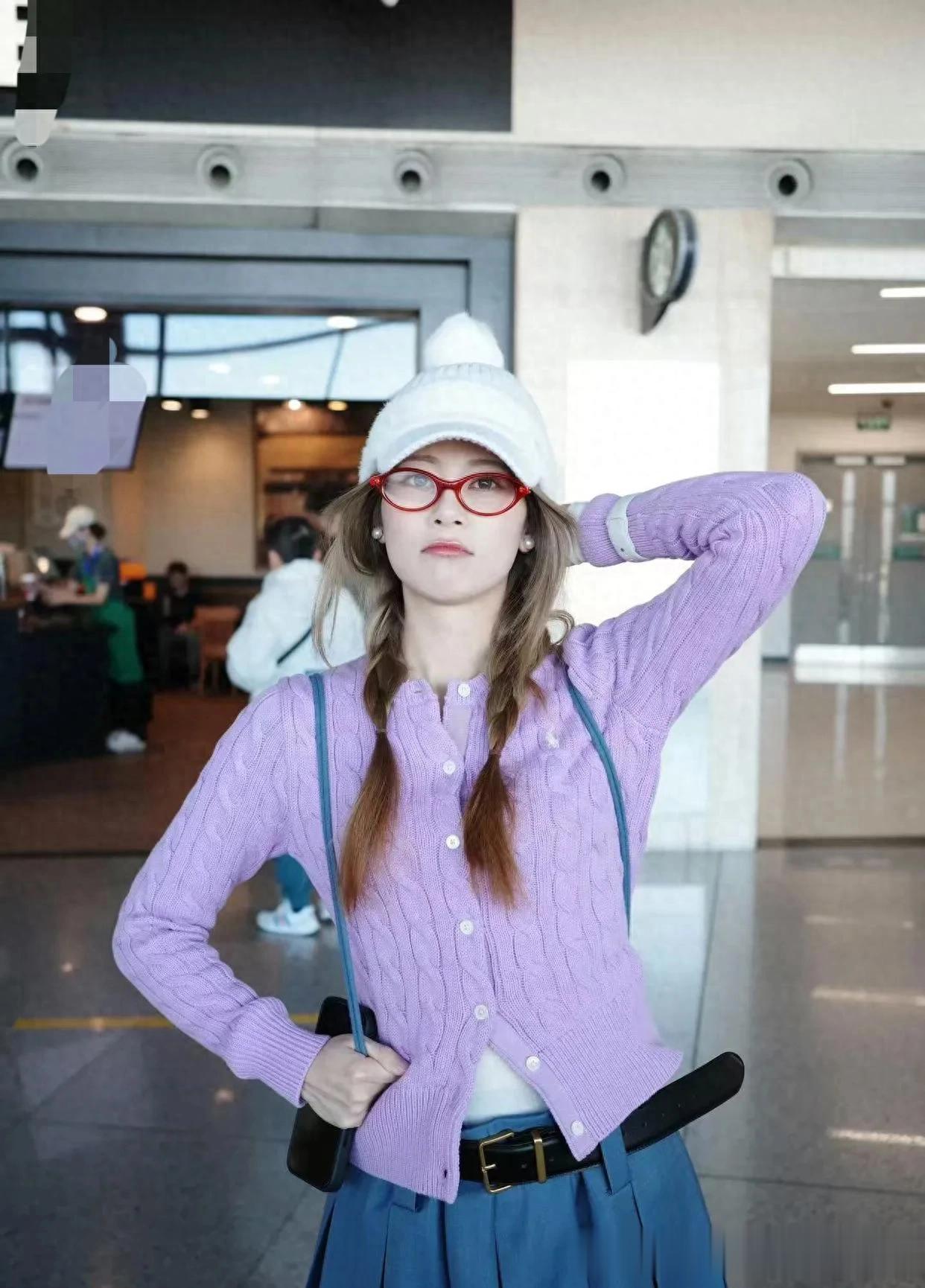 赵昭仪机场私服真会穿！香芋紫针织衫+百褶裙+厚底靴，时髦又减龄