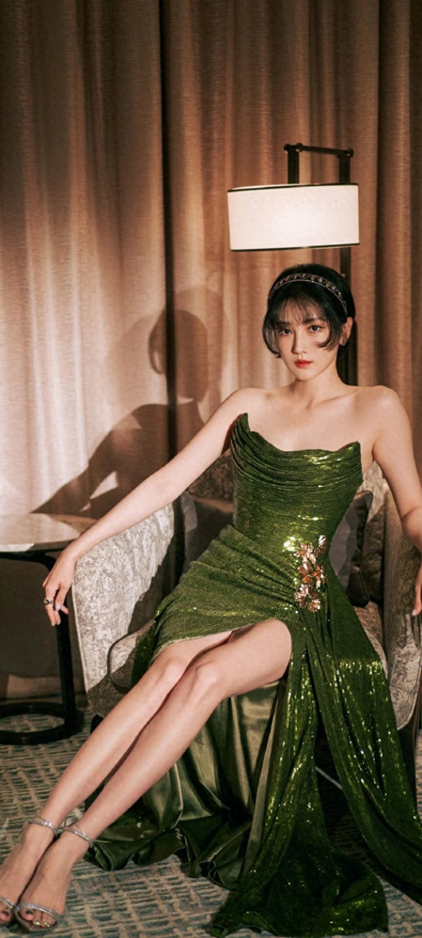 陈小纭绿裙写真释出，亮片设计闪耀吸睛