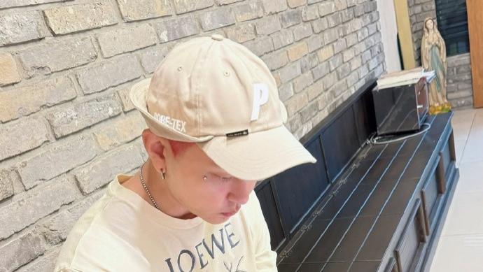 泫雅晒龙俊亨照片，网友留言：“这真的不是金晓钟吗？”