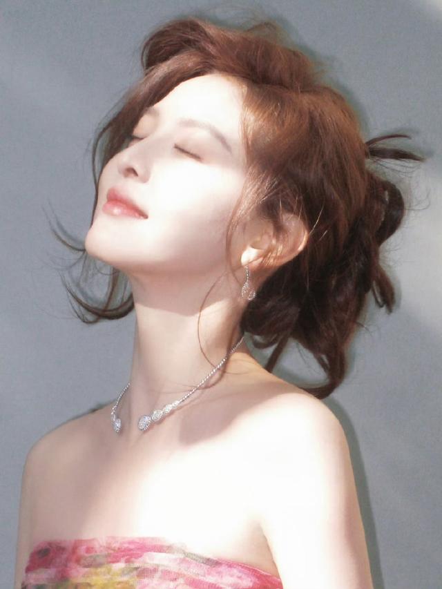 章若楠:全黑系高定礼服亮相，活脱脱古堡里的公主