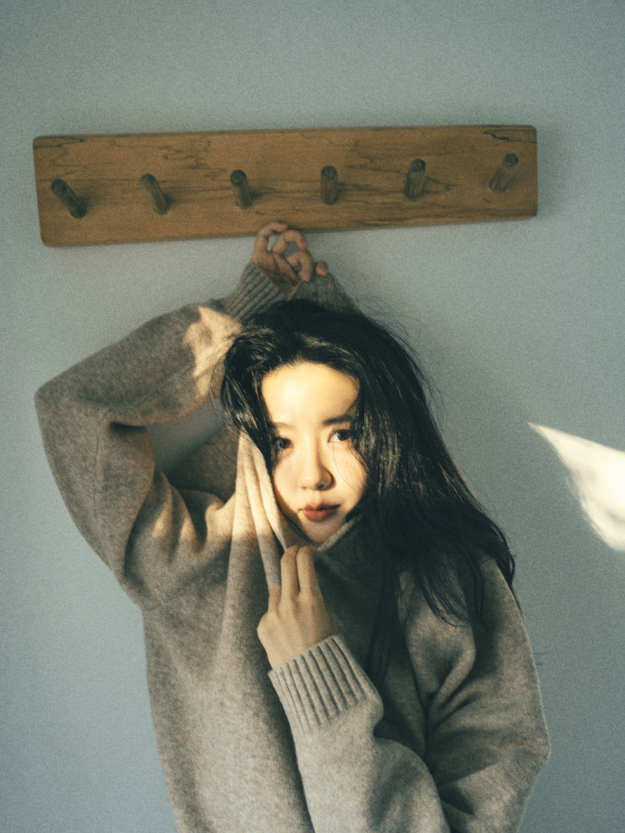 演员许龄月穿着小白袜写真,这双玉腿太美了