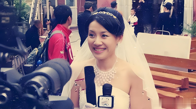 被名导抛弃后，34岁下嫁，39岁高龄生子，如今51岁被婆家宠成公主