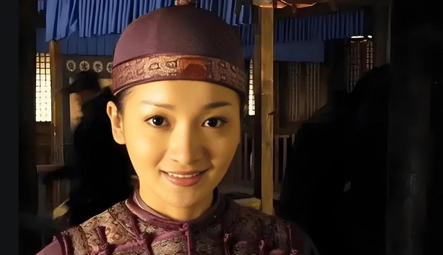 78岁王奎荣,一头白发,与小37岁娇妻一起,抚养年幼子女