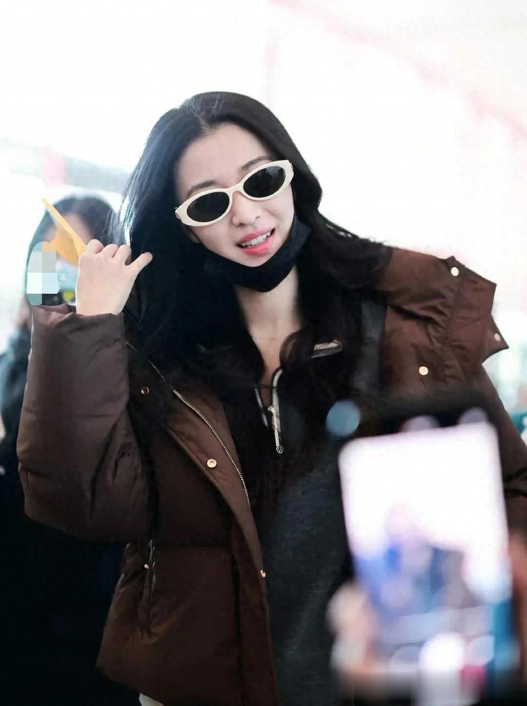 王楚然机场私服真会穿!棕色羽绒服+灰色直筒裤,休闲时髦又高级