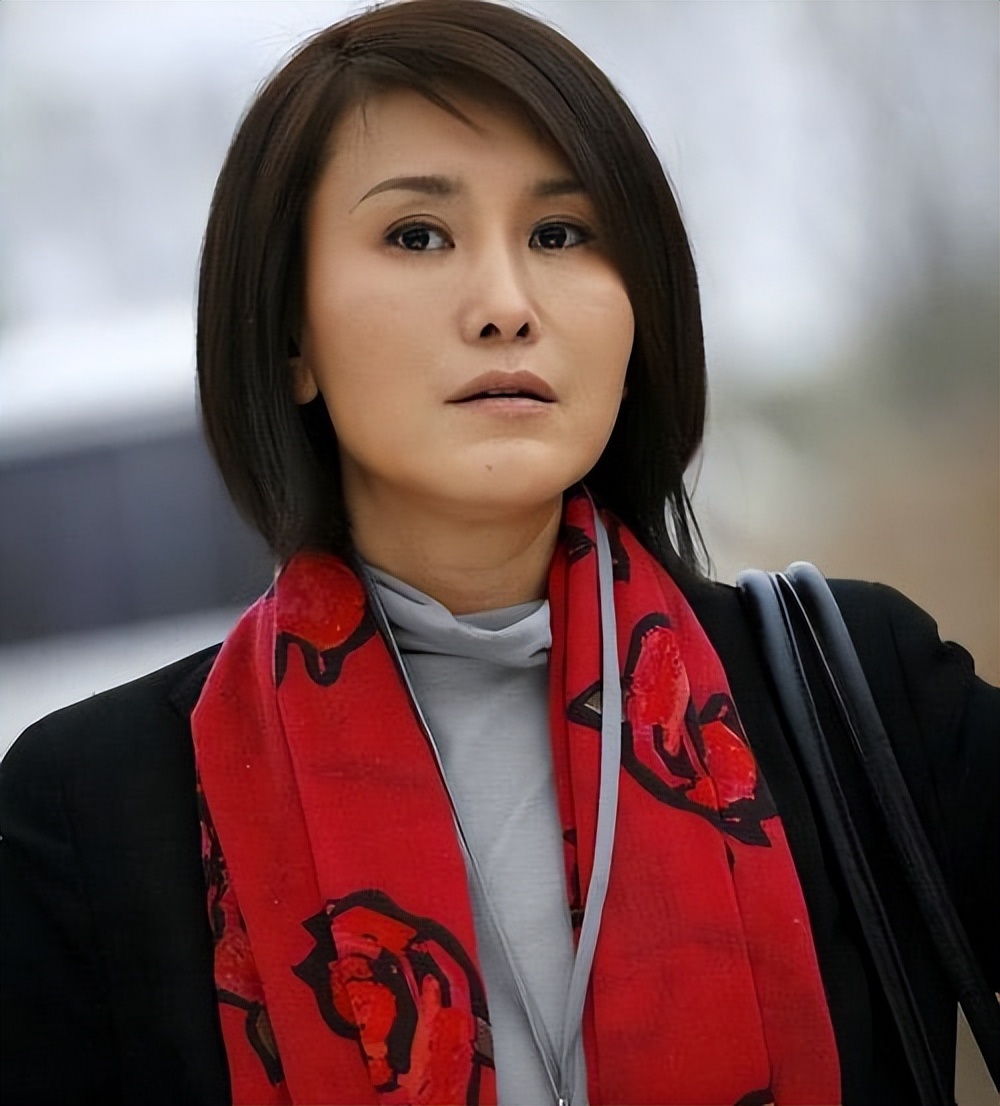 她嫁给了大23岁名导,丈夫却突发哮喘去世,独自带女儿不愿再找