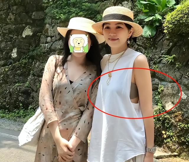 44岁陈嘉桦近况被曝光，带8岁儿子现身日本，穿着舒适又带点性感