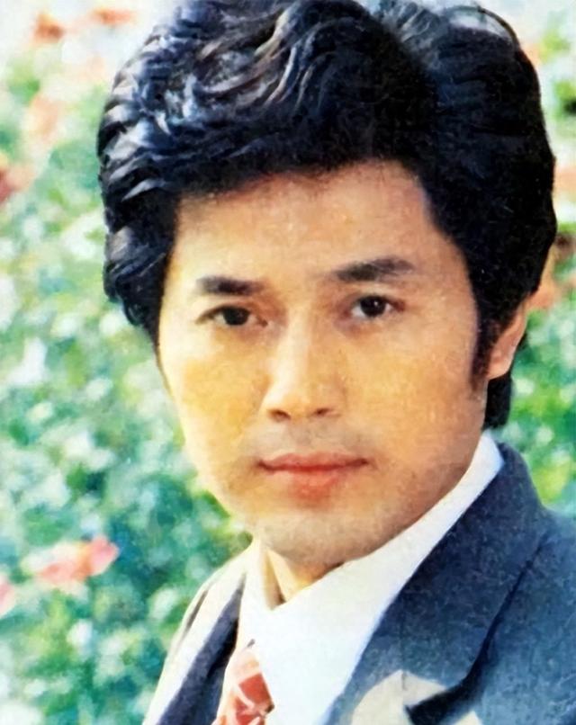 他25岁成名,一见钟情妻子,一生没绯闻,38年后女儿成为骄傲