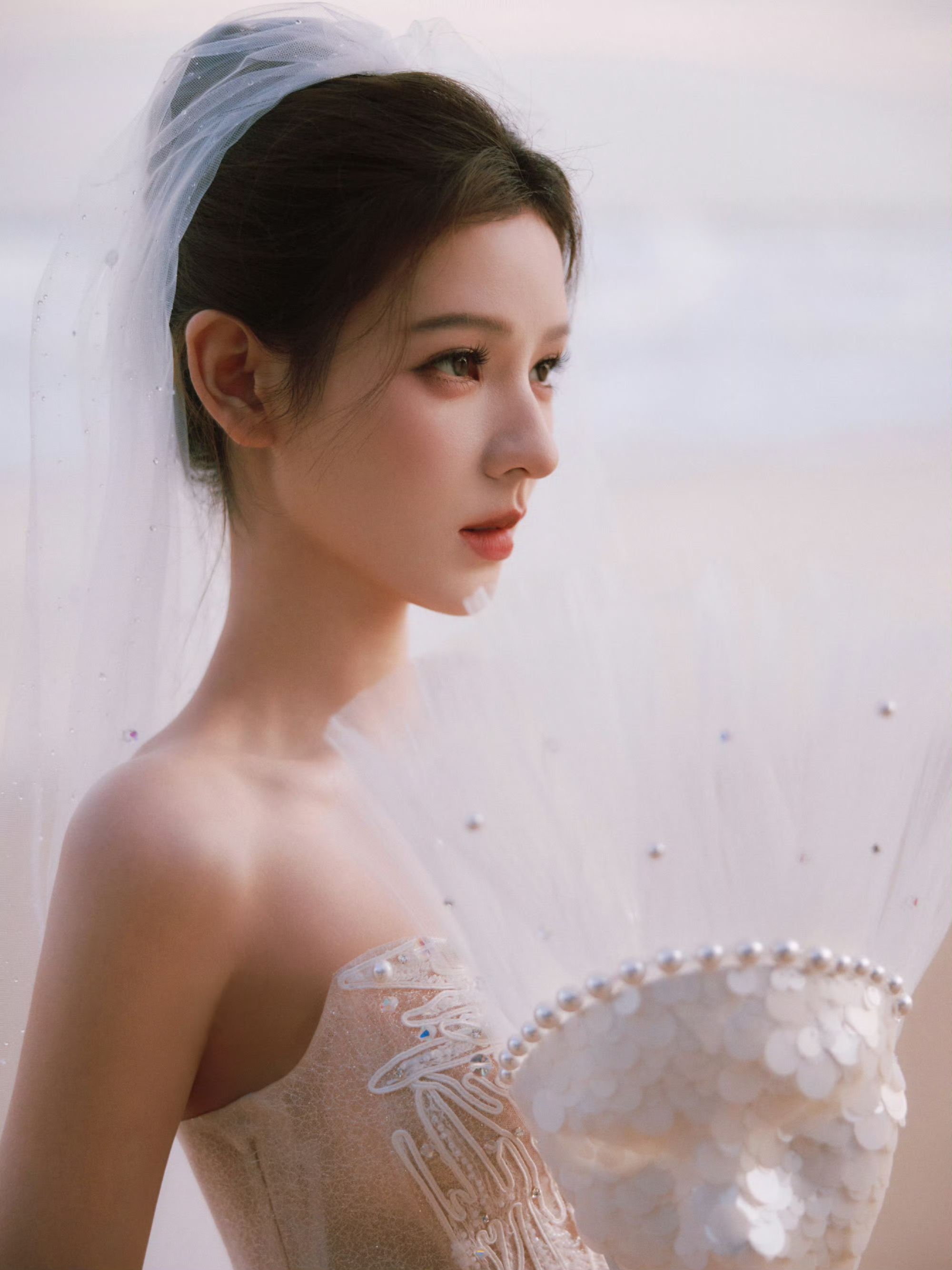 张予曦纯白抹胸礼裙，一起邂逅海边的浪漫~