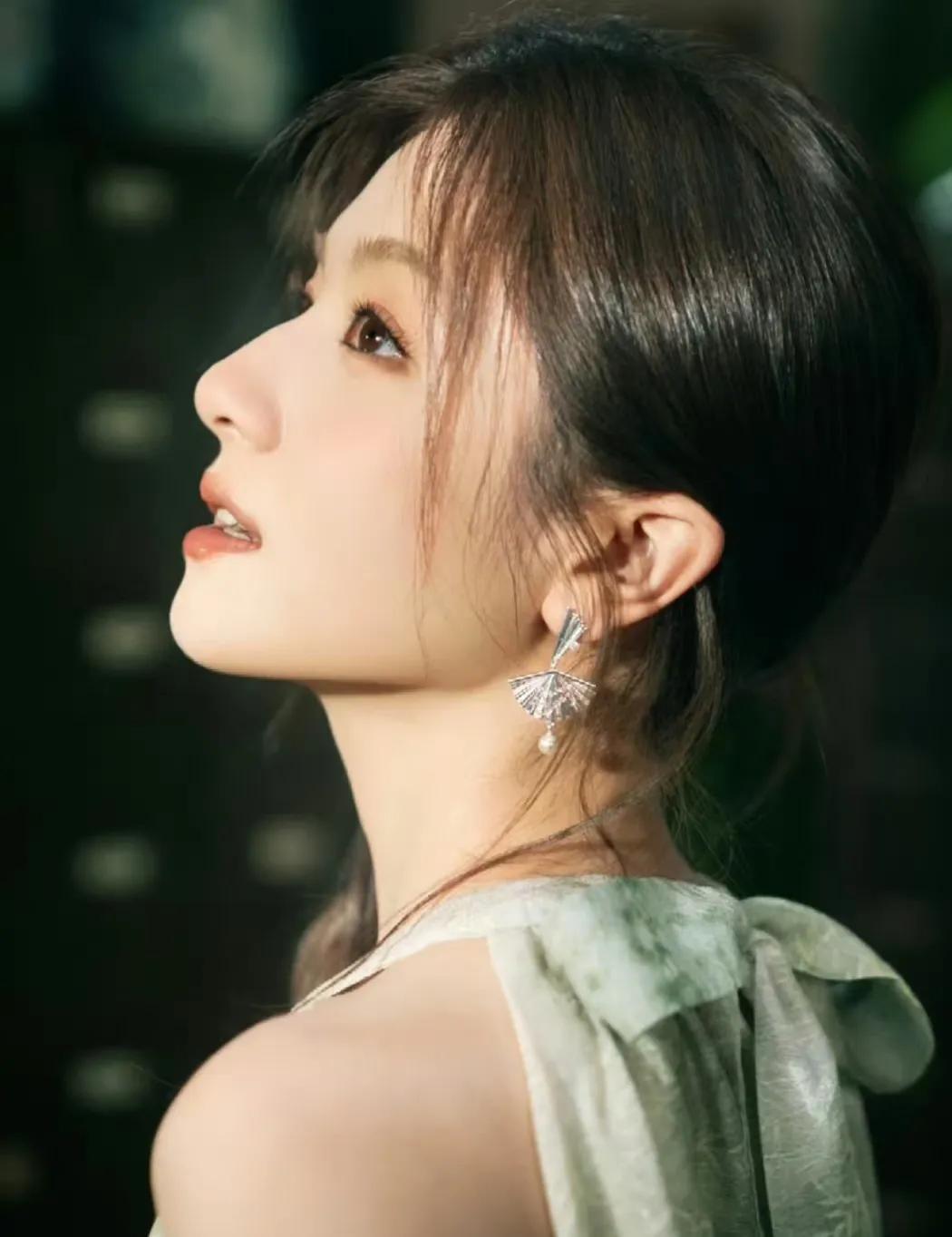 李兰迪笑起来真好看呀~ ???