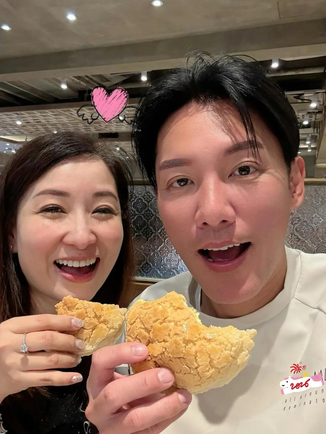 TVB男星离巢后无缘参加颁奖礼，与太太开心庆祝结婚18周年