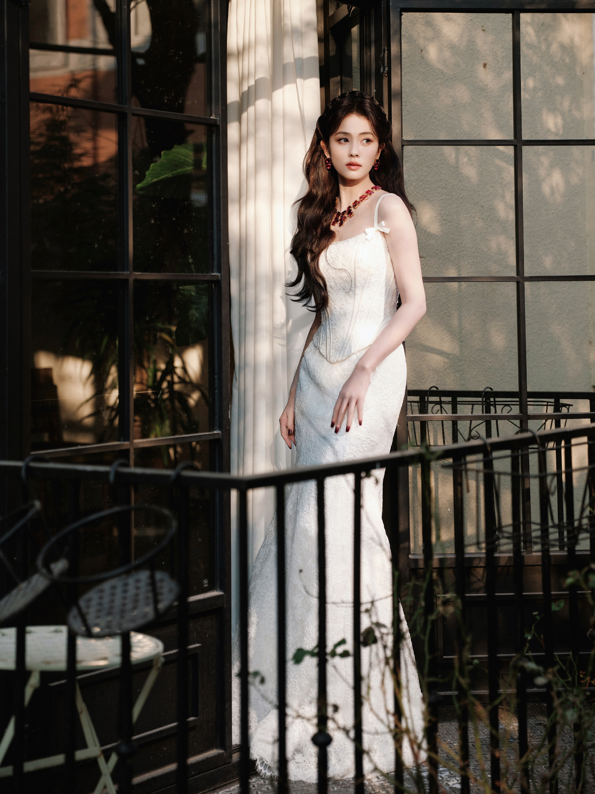 白鹿空降思念直播间，蕾丝礼裙勾勒柔美身姿，DIY奶茶藏满祝福