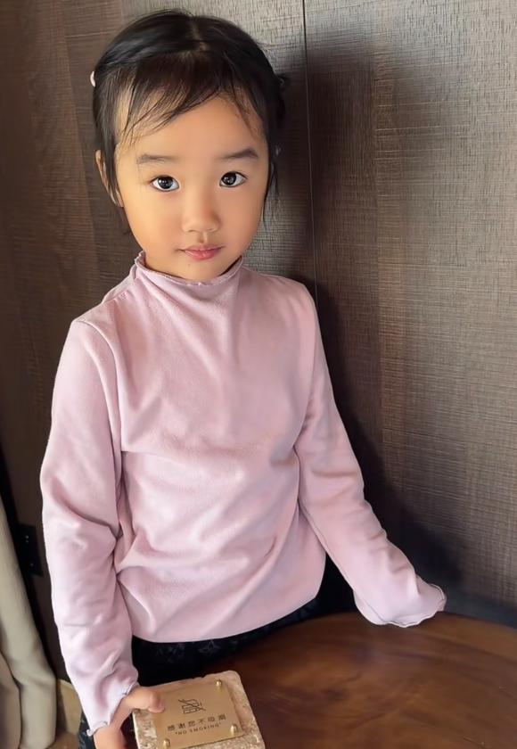 海哈金喜转发前夫动态！夸孩子她爸善良3岁女儿出镜，网友劝复婚