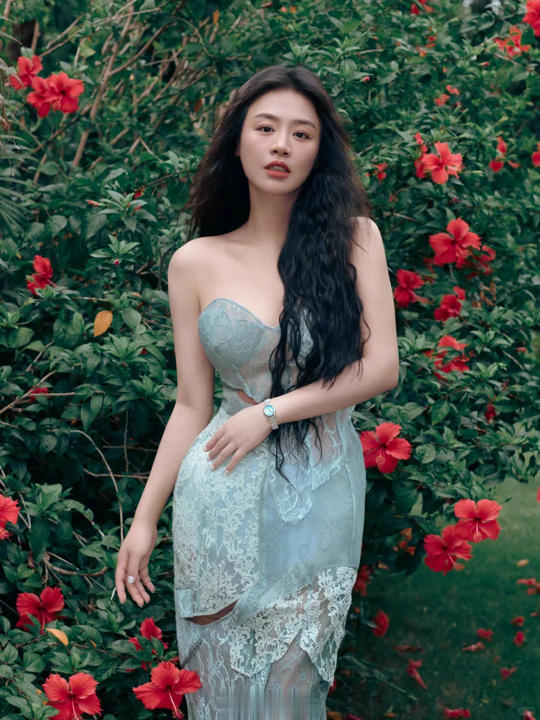 马思纯南京出席活动!穿超短裙腿又粗又壮,一身学院装撞脸王诗龄