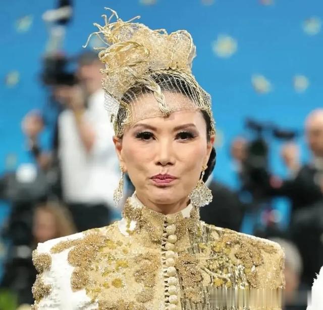 56岁邓文迪亮相MetGala，被嘲金冠霸气却廉价，和女儿穿同款鞋子