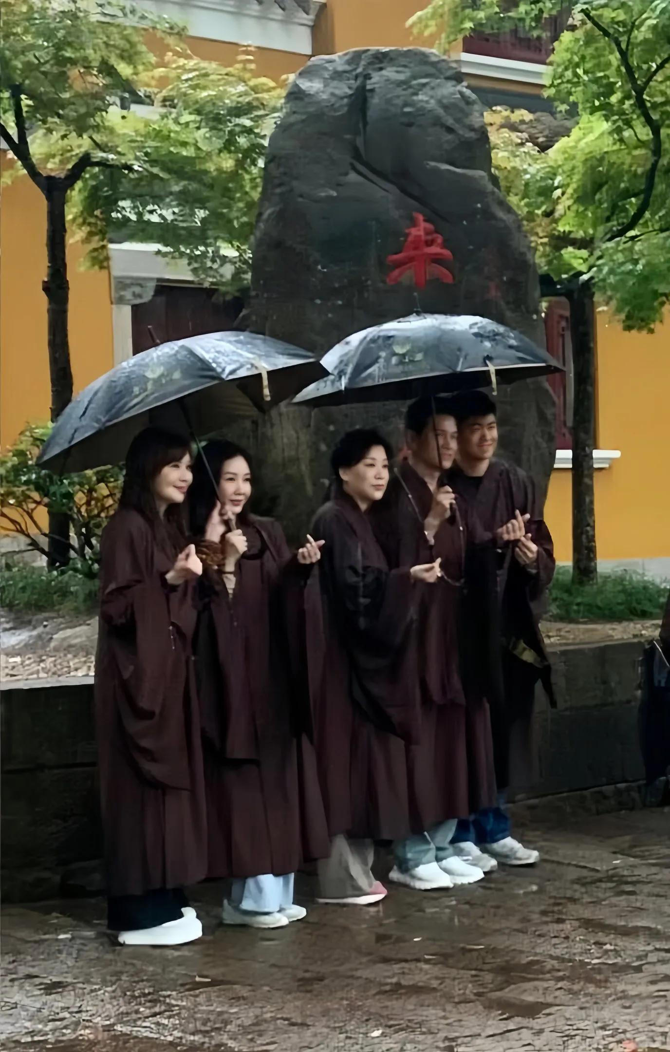 70岁吕良伟去普陀山，穿居士服祈福，杨小娟状态差，看起来好显老