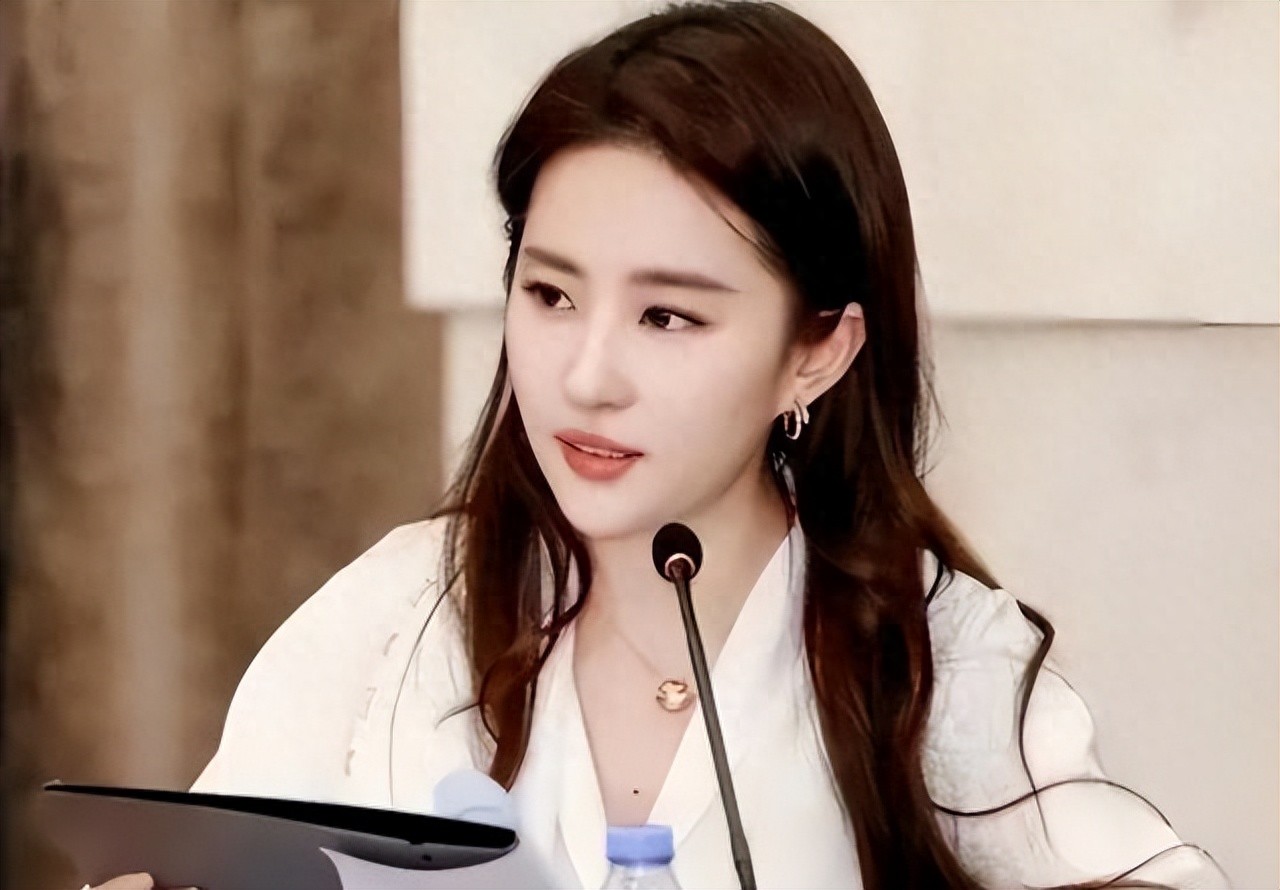 一场香港大火，让大家看清了38岁刘亦菲的“真面目” 赵立坚说对了