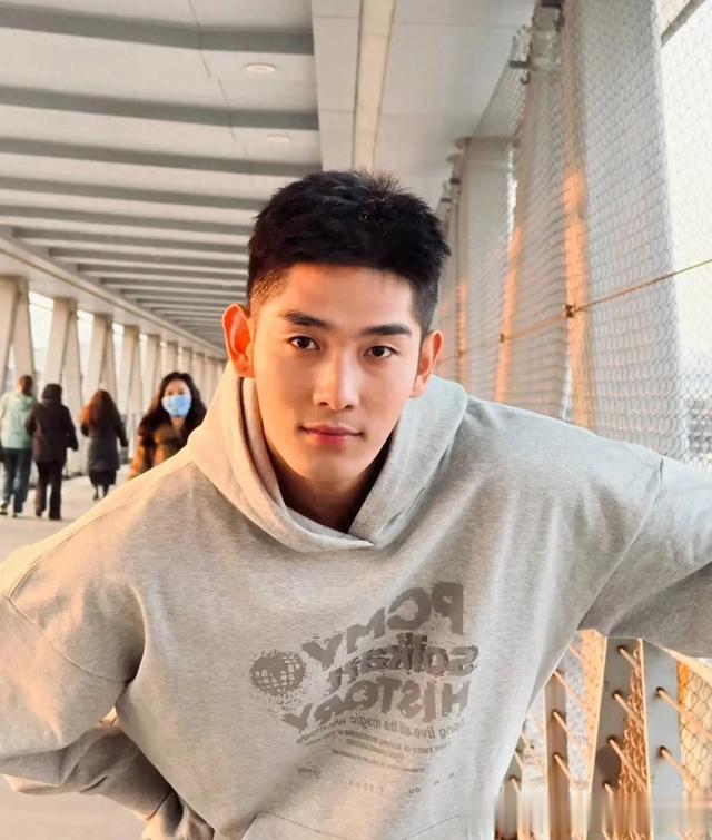 梁浩川是体育生，他也是一位非常优秀的男演员。