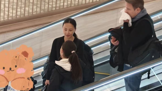 马雅舒一家被偶遇，女儿大冬天穿短裤，富商老公都50了还那么帅