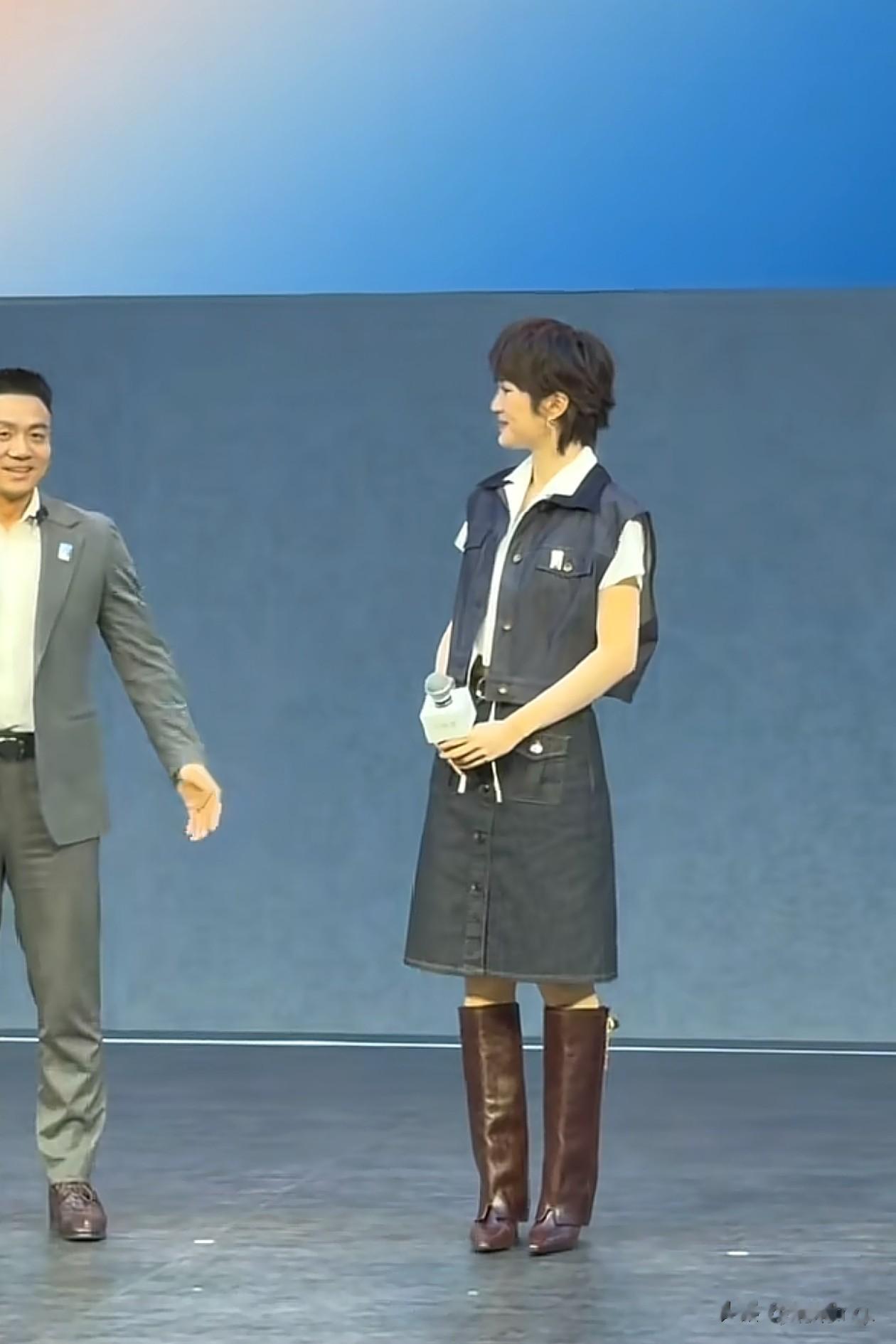 华为二公主姚安娜现身车展！马甲+半身裙+长靴，个比男主持都高