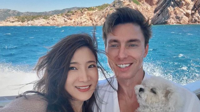 陈赫前妻和外籍老公庆周年纪念日，没生娃把狗当孩子养，很幸福