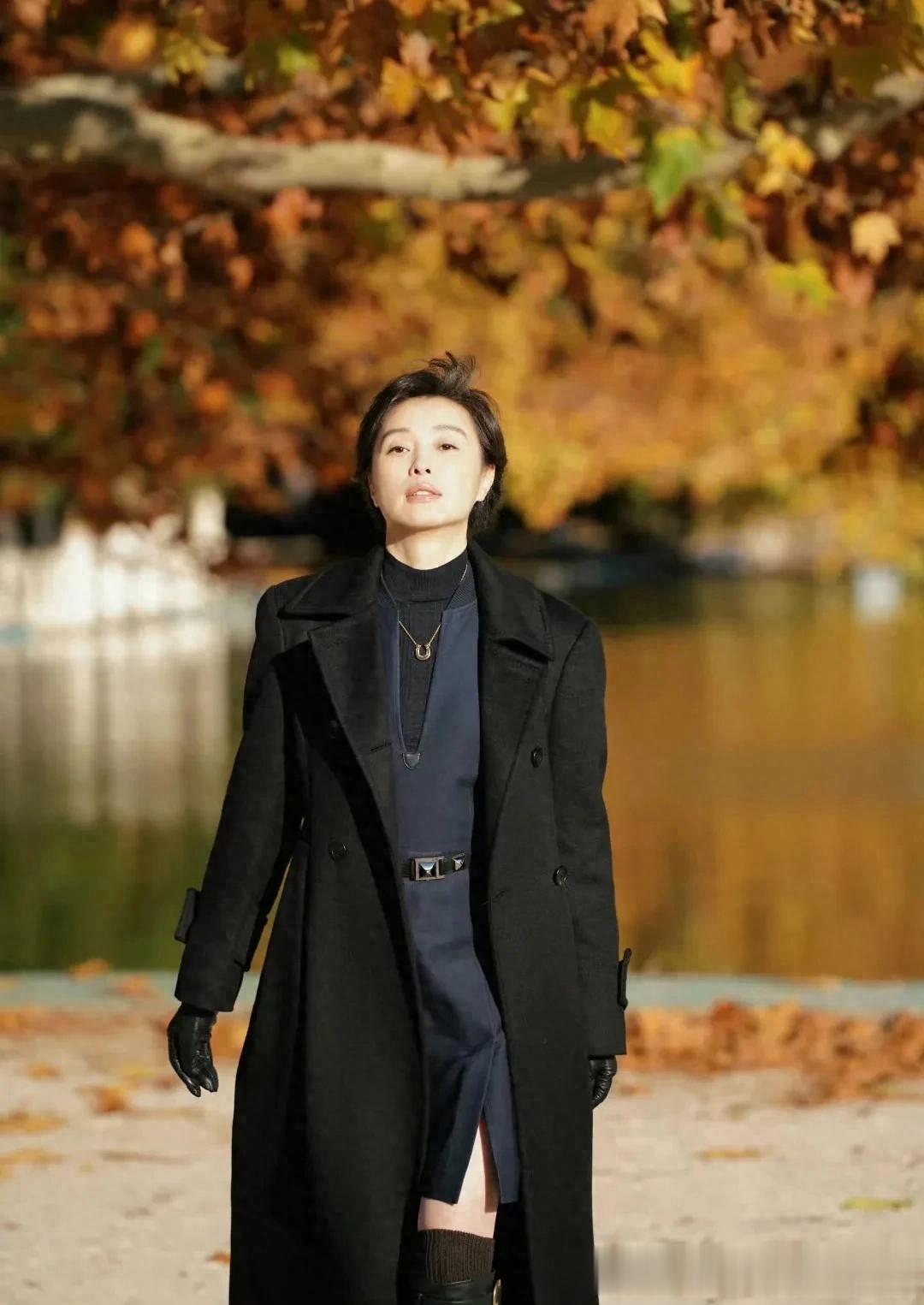 吴越的深秋大片，连眼角的鱼尾纹都很有魅力！