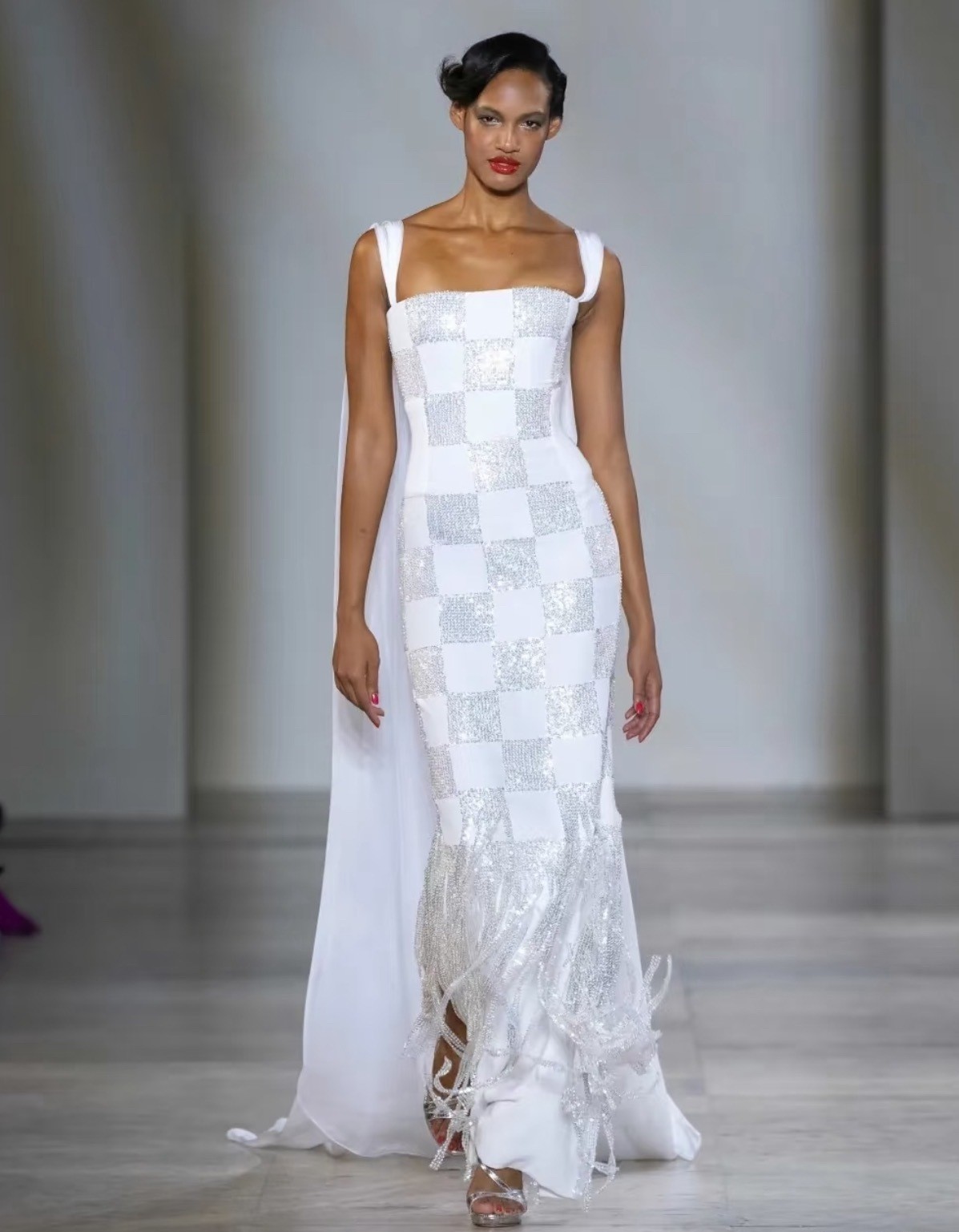 赵丽颖齐刘海亮相，网友吵翻了，这造型到底谁的锅？