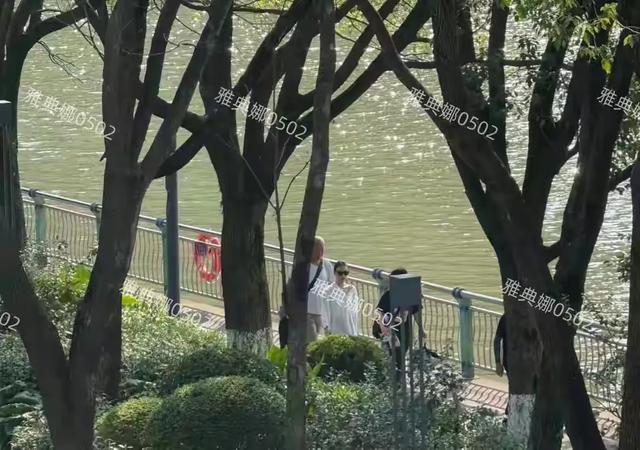 倪妮生图比精修漂亮，皮肤白眉眼清秀气质太好了，脸跟小孩一样大