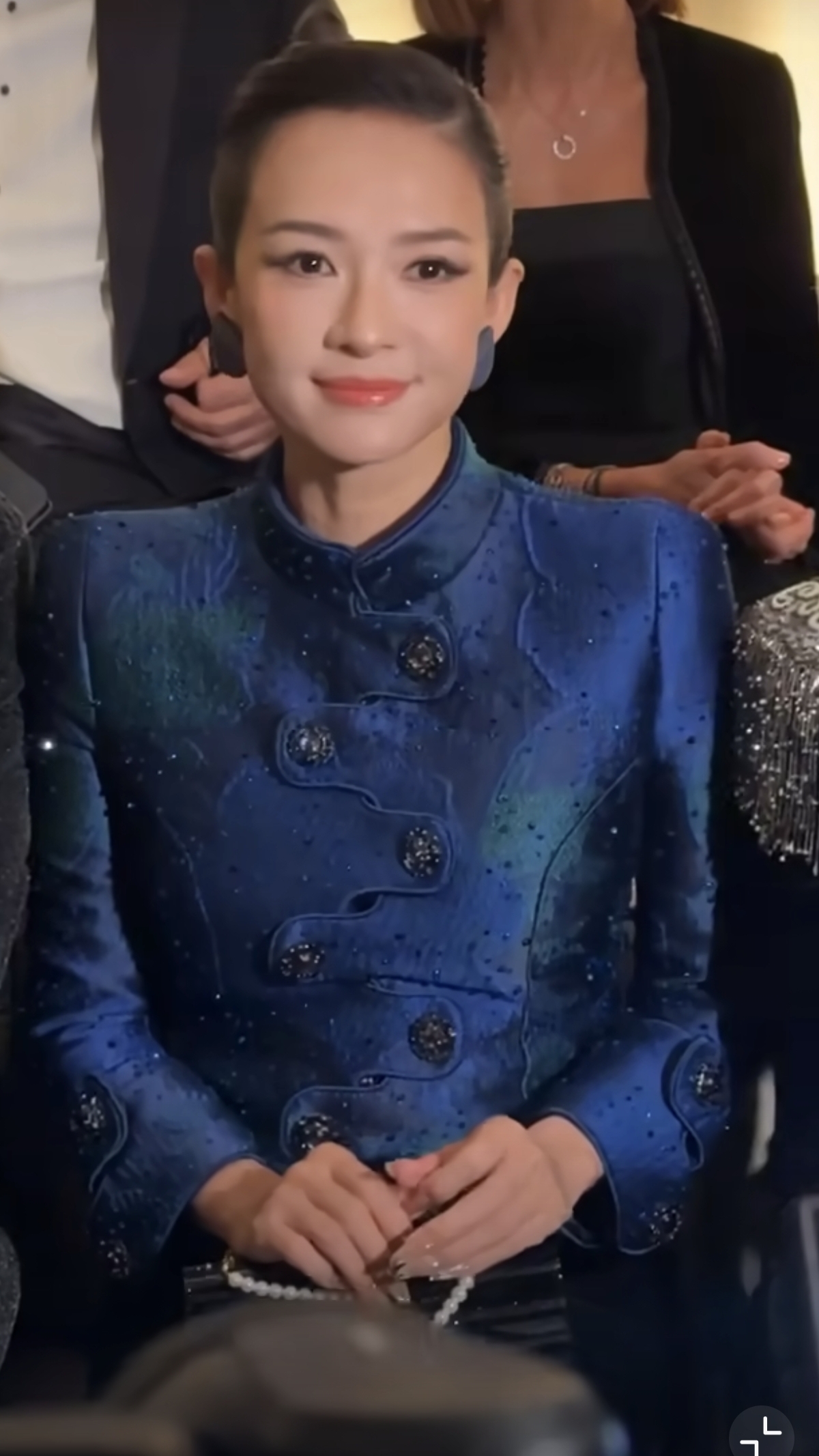 章子怡米兰时装周看秀，一身穿搭好有气质又白又美，还很松弛大气