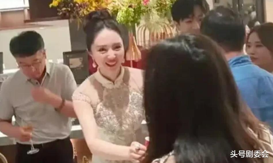 董璇再婚后近况被曝，脸肿满是褶子很显老，与丈夫分居遭倪萍挑拨