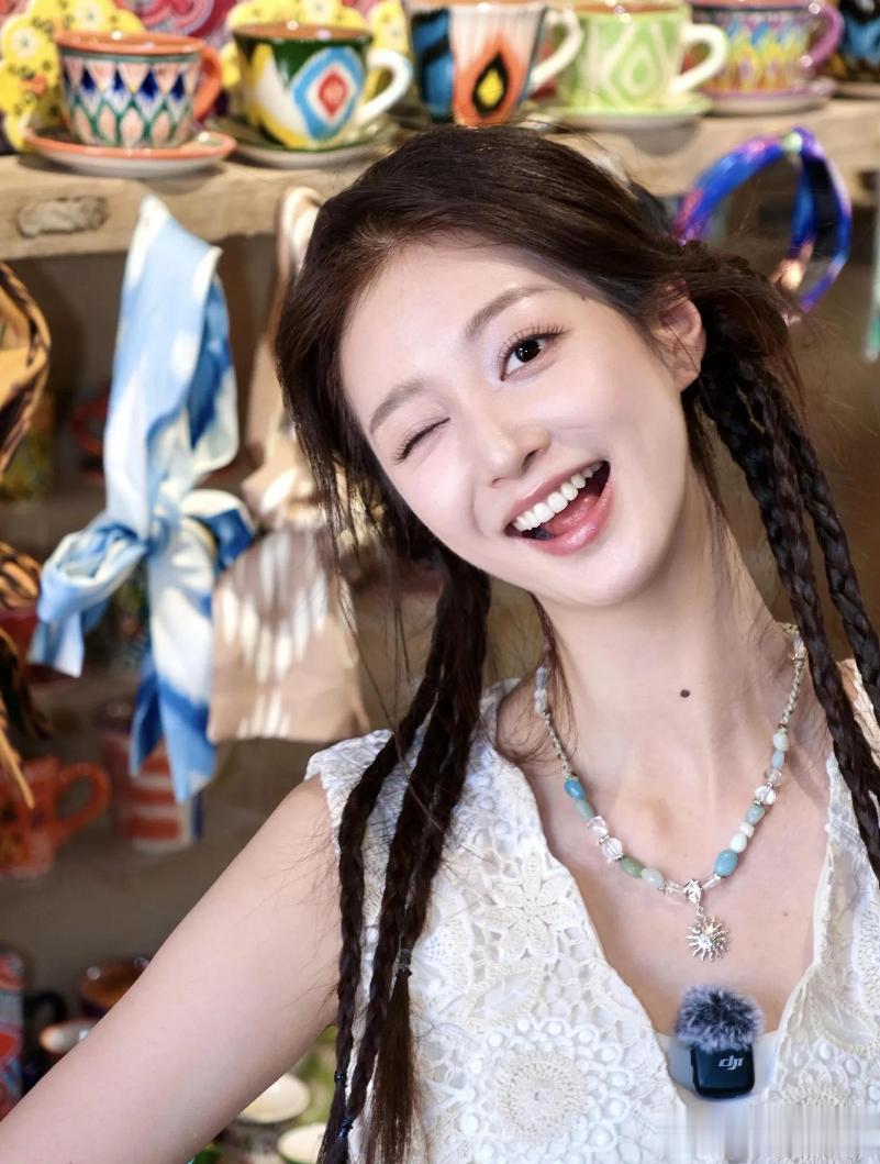 主持人冯琳分享靓照,穿牛仔背带衣配双马尾俏皮可爱,好美