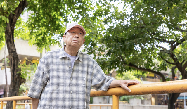 75岁TVB绿叶为儿子还债两年,37岁儿子没工作,天天在家打游戏