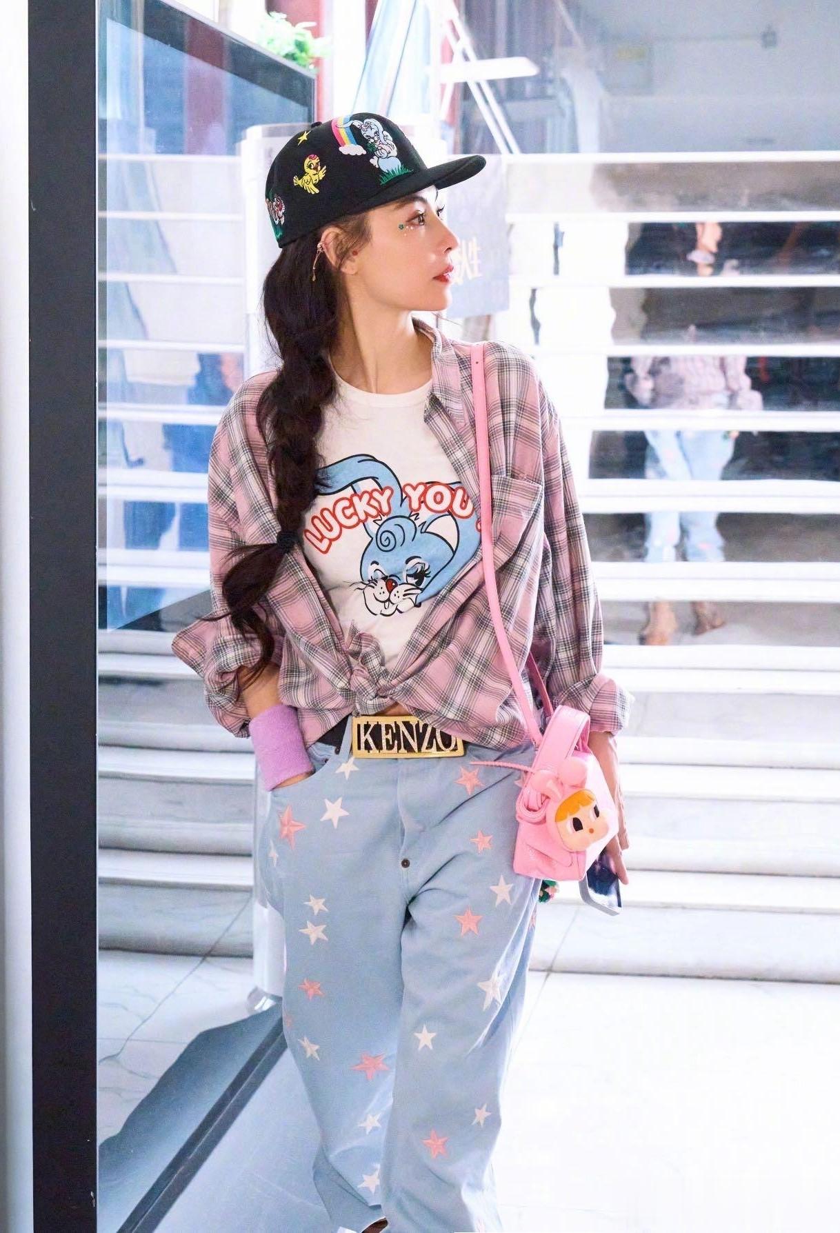 又是被张柏芝美哭的一天!格子衬衫搭配印花牛仔裤,状态好到发光