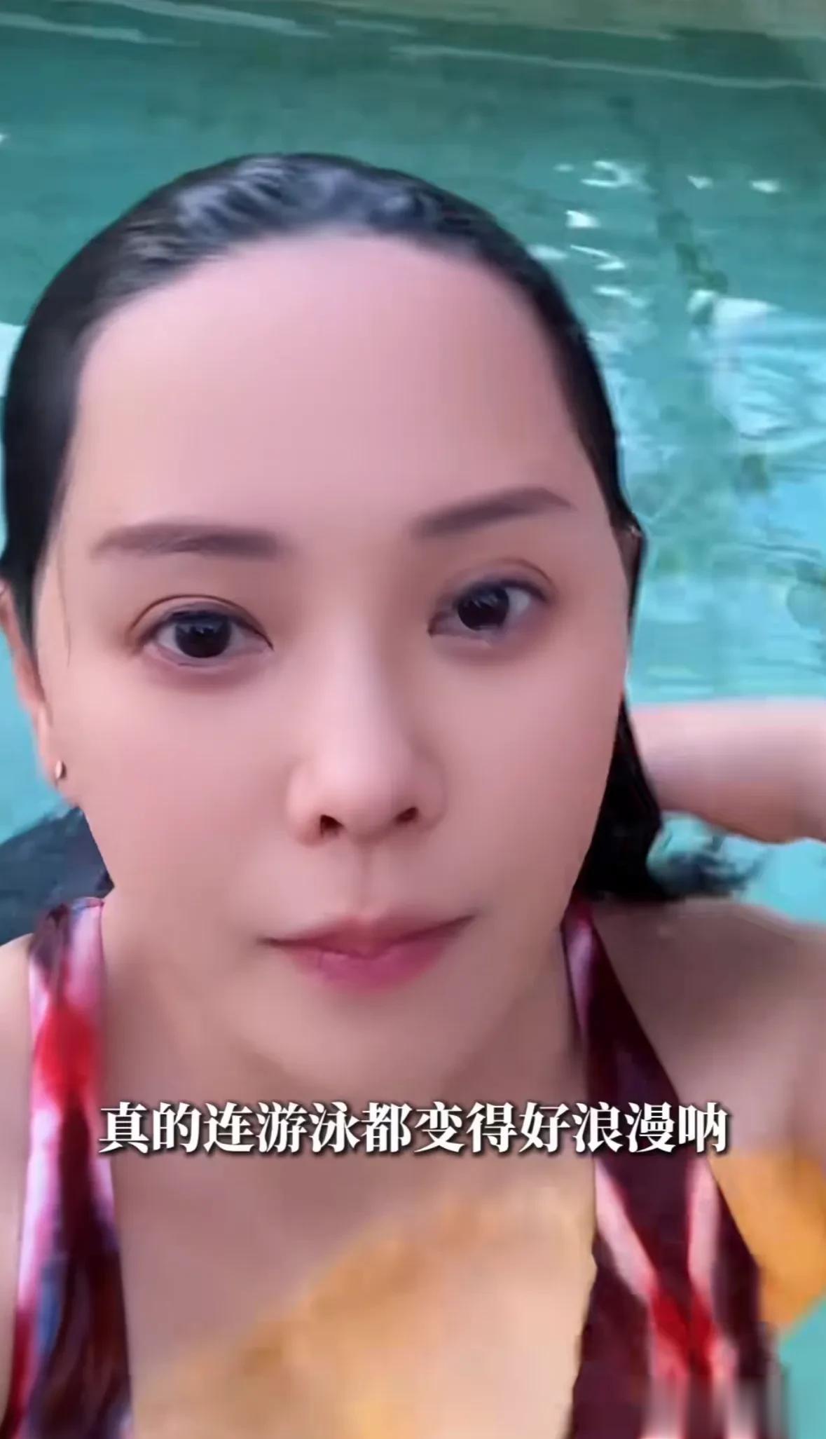 伊能静近六十穿泳装,大方秀曲线却巧妙遮挡,秦昊的喜欢全写脸上