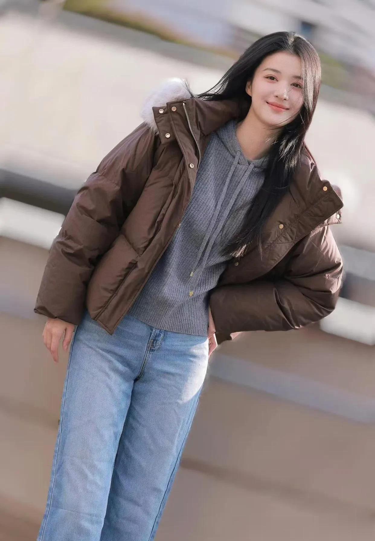 王楚然会穿是数一数二的!美拉德羽绒服+针织衫+牛仔裤 时髦又高级