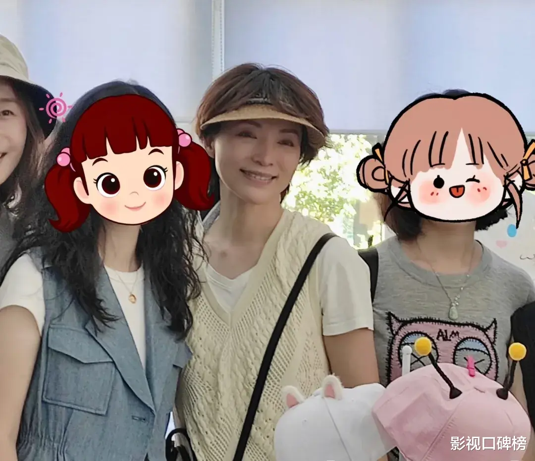 董卿带儿子看网球比赛，她穿旧衣服，状态很好，胳膊上肉肉的胖了