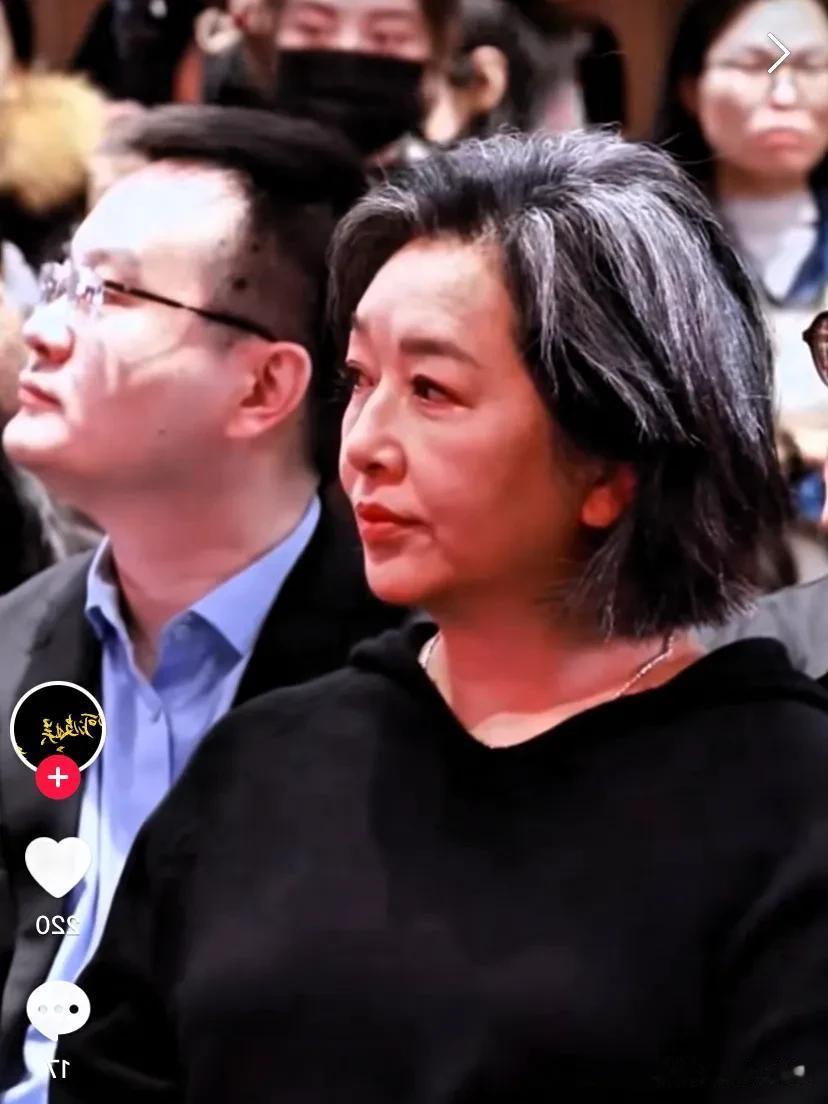 被57岁江珊惊艳,不整科技脸,不染发,美人迟暮但气质还是很好