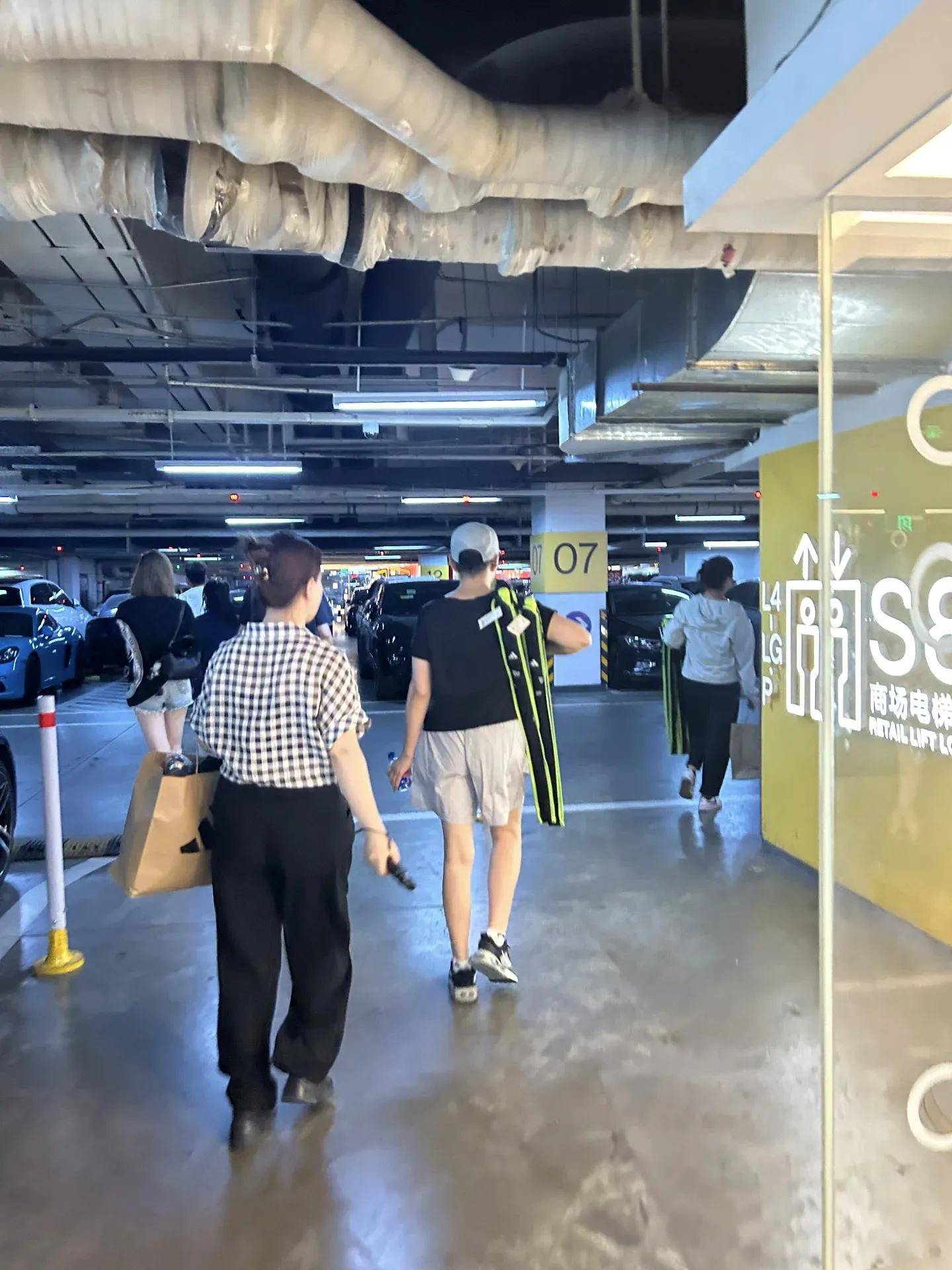 65岁宋丹丹在北京外出打球,自然素颜、身体还这么棒,令人羡慕