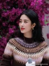 杨采钰的衣品是数一数二的！穿提花毛衣+焦糖棕半裙，时髦减龄