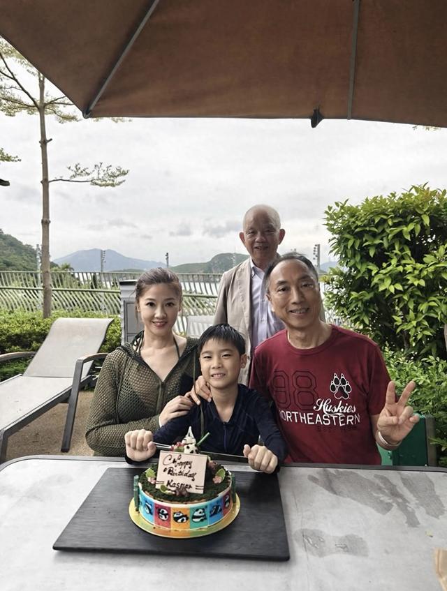 51岁翁嘉穗为10岁儿子庆生,大20岁丈夫携老父出镜,祖孙仨长很像